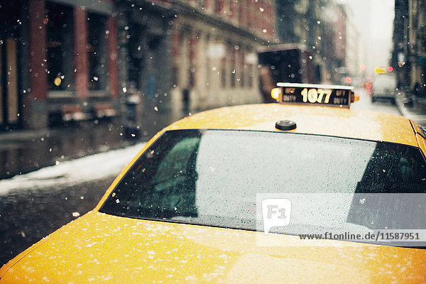 New York taxi in the snow