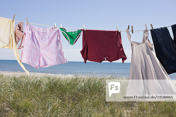 Wäsche auf einer Wäscheleine auf dem Seeweg trocknen