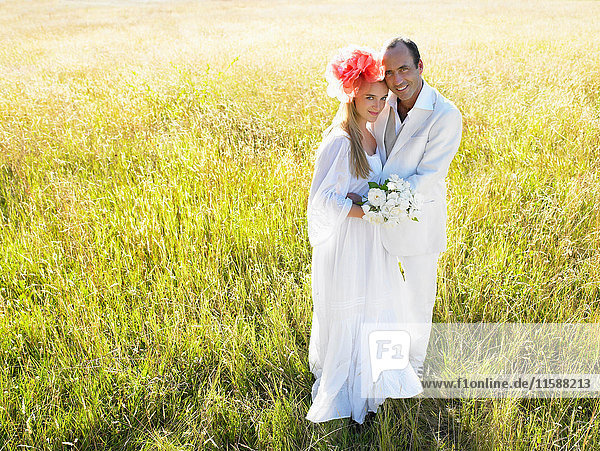Verheiratetes Paar auf einem Feld