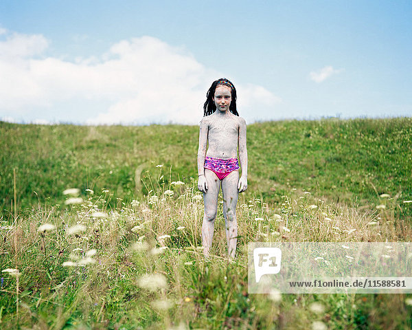 Porträt eines auf einer Wiese stehenden Mädchens  Nowica  Polen