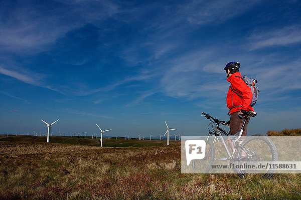 Mountainbiker bei einem Windpark.