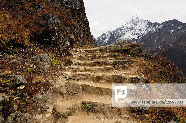 Schritte im Himalaja auf dem Weg von Namche Bazaar nach Khumjung  Nepal
