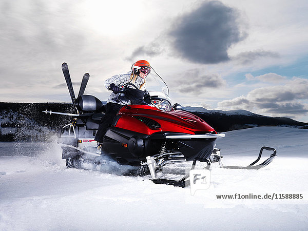 Mädchen auf Skidoo.