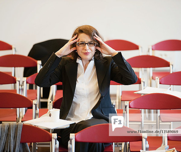 Geschäftsfrau nach Treffen gestresst