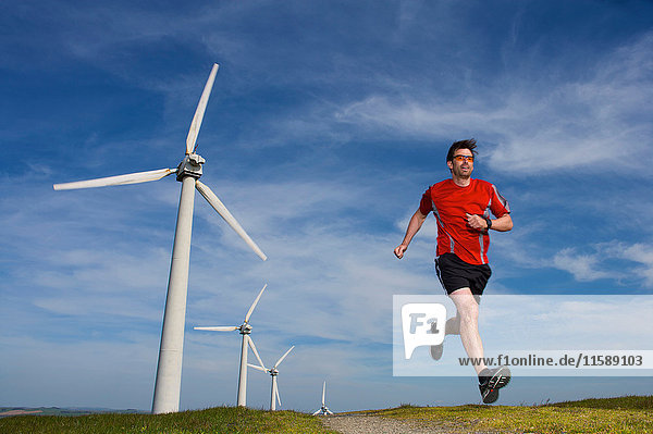 Läufer in einem Windpark.