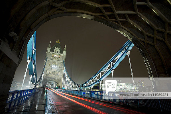 Verkehr auf der Tower Bridge