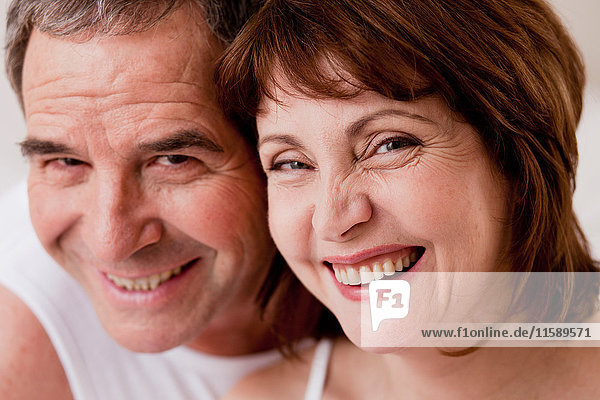 Älteres Ehepaar mit lächelnden Köpfen