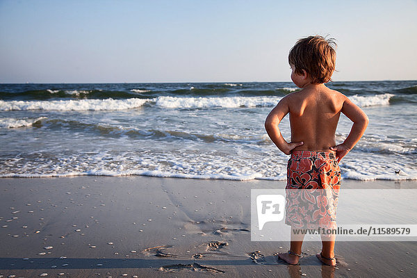 Junge schaut aufs Meer hinaus