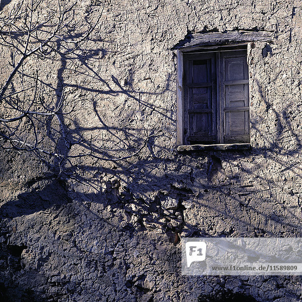 Geschlossenes Fenster in Steinmauer