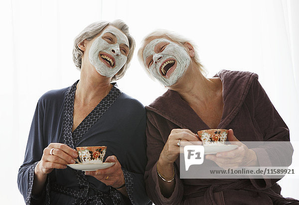 Seniorinnen in Schönheitsmasken  lachend