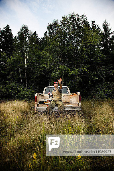 Fischer mit Rute auf der Rückseite eines Pickup-Trucks  Cape Breton Island  Neuschottland