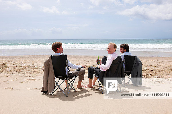 Geschäftsleute entspannen am Strand