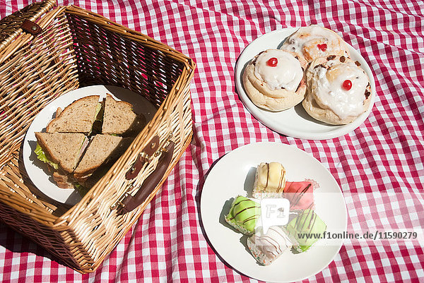 Picknickkorb mit Sandwiches und Kuchen