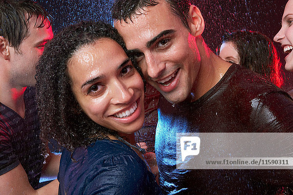 Ein tanzendes Paar im Regen