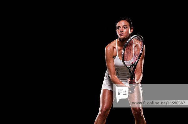 Frau spielt Tennis in der Halle