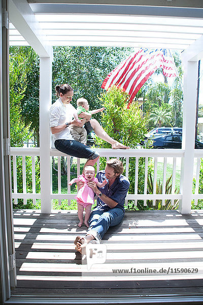 Familie auf der Veranda