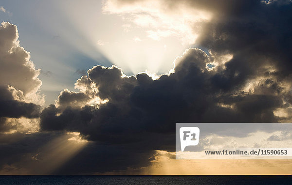 Sonne bricht hinter einer Wolke auf Antigua