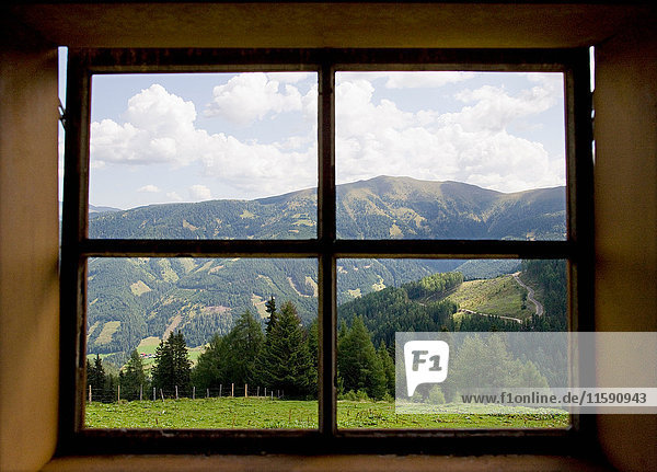 Fenster mit Blick auf die Berge