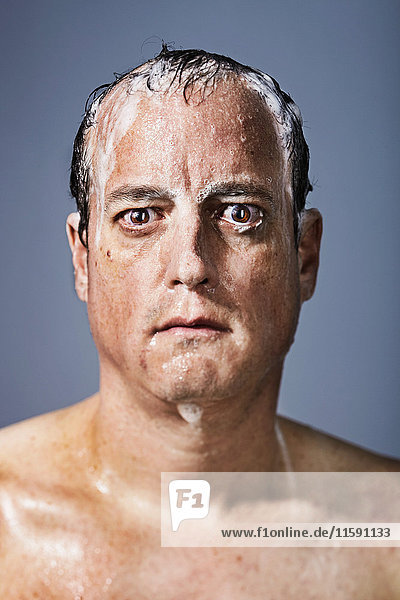 Bildnis eines Mannes mit Seife im Gesicht