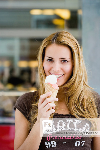 junge Frau mit Eistüte