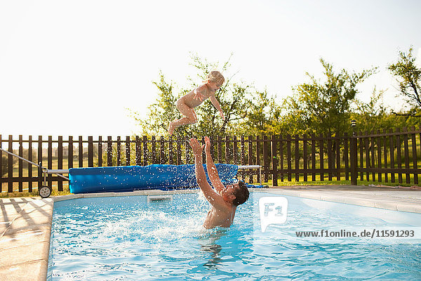 Vater wirft Sohn im Schwimmbad in die Luft