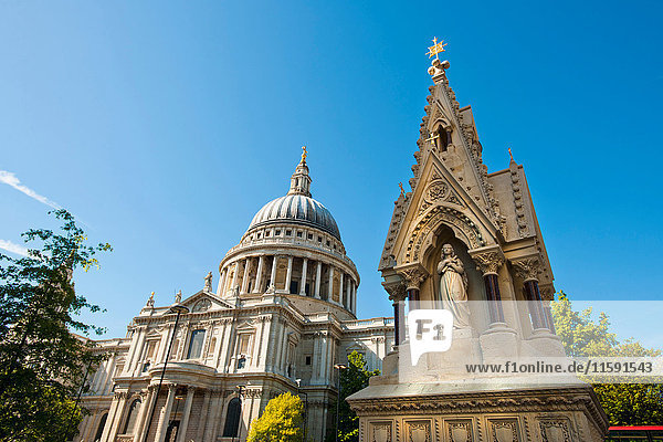 Die St. Paul's Cathedral vor blauem Himmel