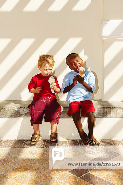 Junge Jungen essen Eiscreme