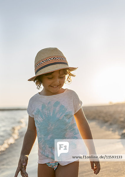 Spanien  Menorca  lächelndes kleines Mädchen am Strand