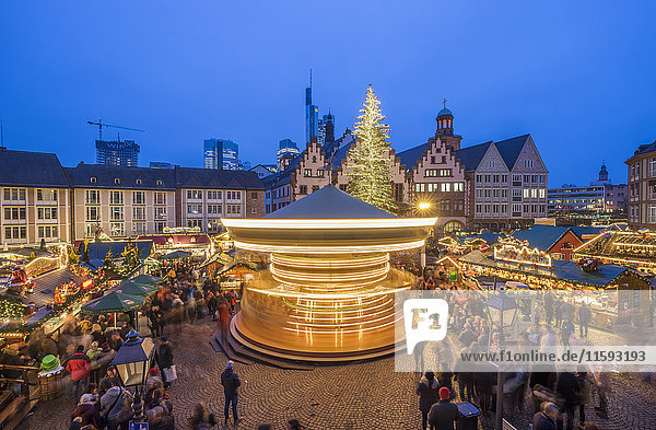 Deutschland  Frankfurt  rotierendes Karussell auf dem Weihnachtsmarkt am Römerberg am Abend
