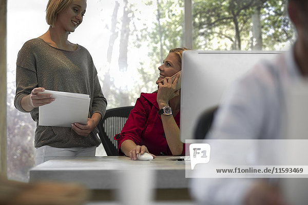 Geschäftsleute sprechen im Büro