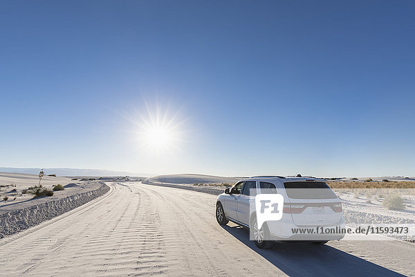 USA  New Mexico  Chihuahua-Wüste  White Sands National Monument  SUV auf der Piste