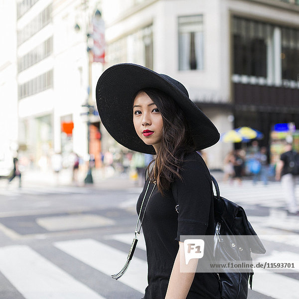 USA  New York City  Manhattan  Porträt einer modischen jungen Frau in Schwarz
