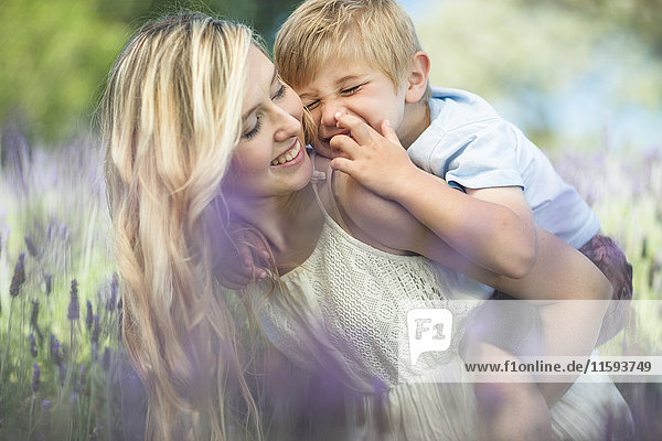 Glückliche Mutter mit Sohn im Lavendelfeld