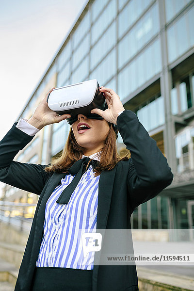 Geschäftsfrau mit VR-Brille