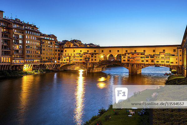 Italien  Toskana  Florenz  Blick auf den Fluss Arno und beleuchtete Ponte Vecchio zur blauen Stunde.