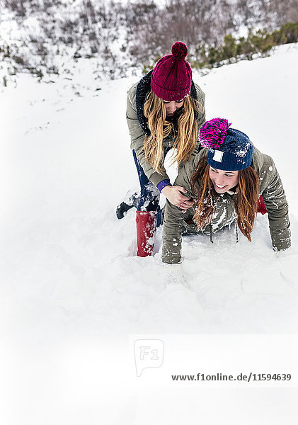 Zwei beste Freunde  die Spaß im Schnee haben