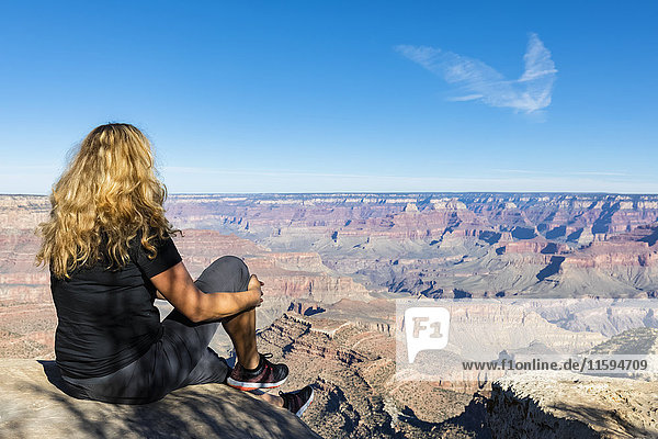 USA  Arizona  South Rim  Colorado River  Grand Canyon National Park  Touristen genießen die Aussicht von Grandview Point