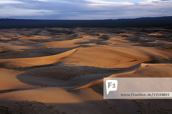 Mongolei  Gobi Gurvansaikhan Nationalpark  Khongoryn Els  Licht und Schatten auf Sanddünen in der Wüste Gobi