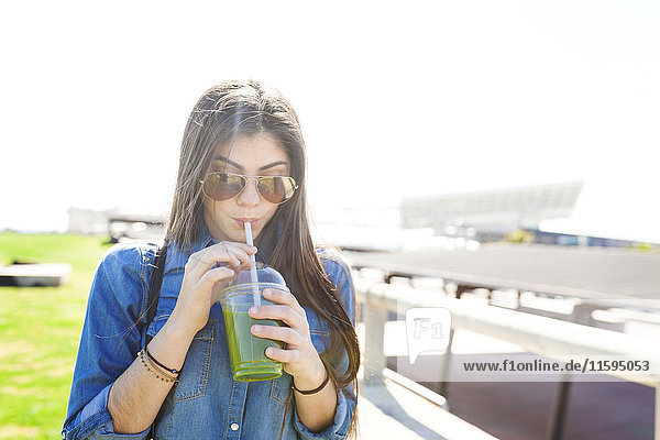 Spanien  Barcelona  junge Frau trinkt grünes Getränk