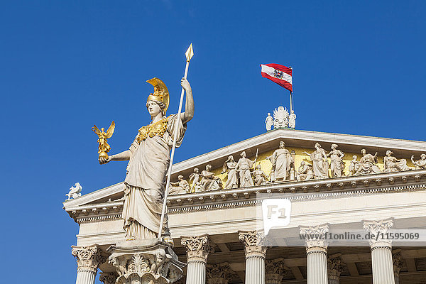 Österreich  Wien  Parlament  Statue Pallas Athene  Österreichische Flagge