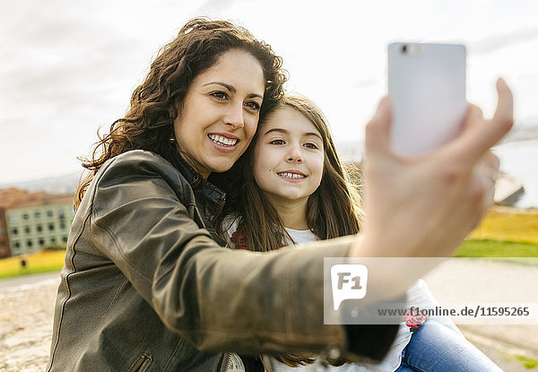 Glückliche Mutter und Tochter  die einen Selfie nehmen.