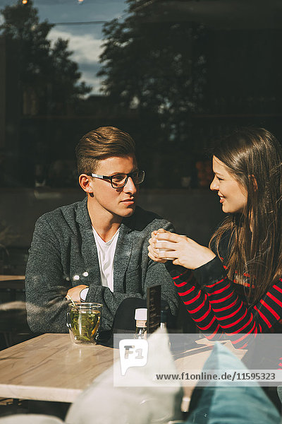 Ein Paar sitzt in einem Café und redet.
