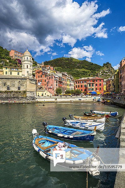 Italien  Ligurien  Cinque Terre  Vernazza  Hafen mit vertäuten Motorbooten