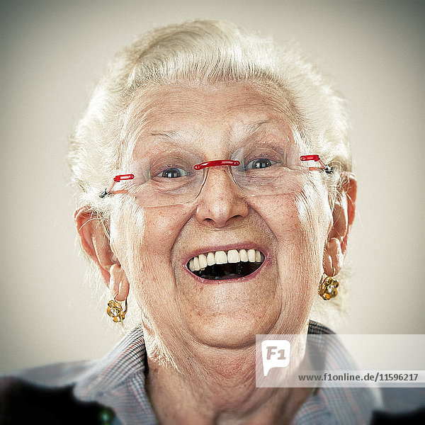 Porträt einer älteren Dame  laut lachend