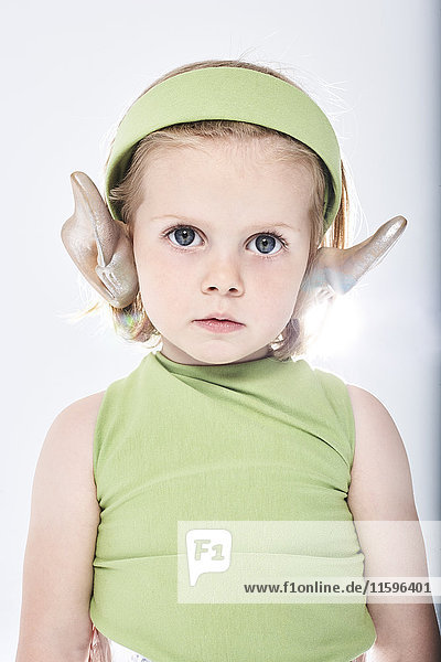 Porträt eines als Alien verkleideten Mädchens
