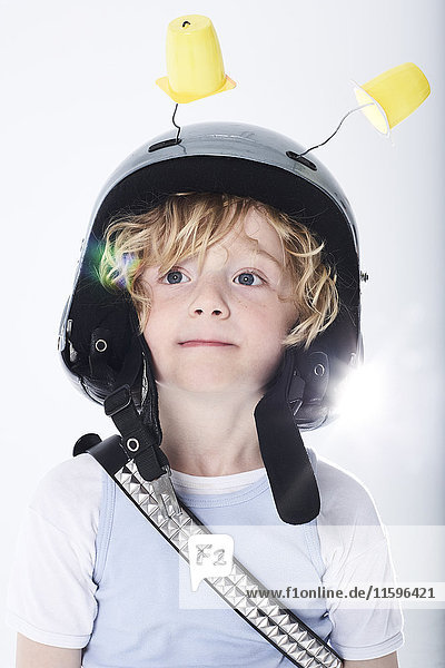 Porträt eines als Raumfahrer verkleideten Jungen