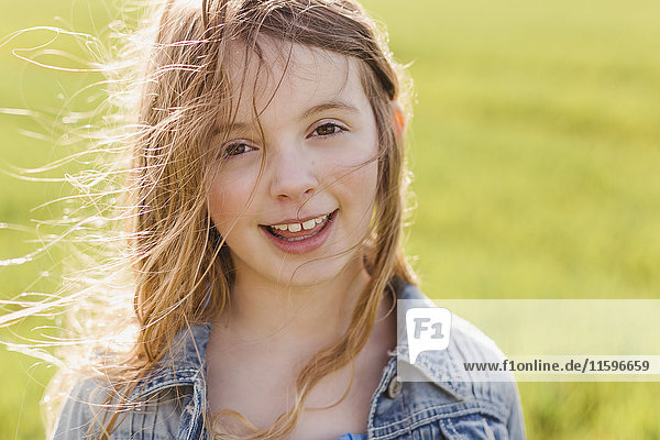 Porträt eines lächelnden Mädchens mit wehendem Haar