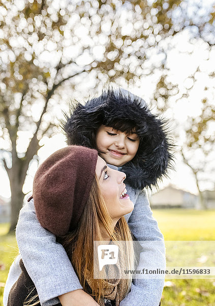 Mutter mit ihrer kleinen Tochter im Herbstpark