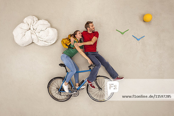 Paar macht eine Fahrradtour auf einem Fahrrad