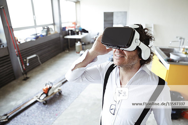 Architekt mit Virtual Reality Brille auf der Baustelle